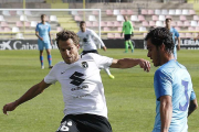 Jagoba Beobide presiona a Samu en el choque ante el Atlético de Madrid B.-SANTI OTERO