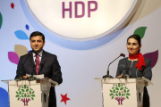 Selahattin Demirtas y Figen Yuksekdag, presidentes del prokurdo HDP, en una rueda de prensa en Estambul, en una imagen de archivo.-REUTERS / MURAD SEZER