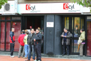 Varias personas hacen cola ante las oficinas del ECyL en Ponferrada (León).-ICAL