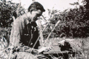 Una fotografía de J. D. Salinger expuesta en la muestra.-