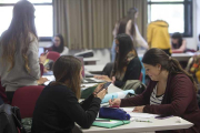 Varias alumnas estudian en la Biblioteca Central de la Universidad.-RAÚL G. OCHOA