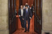 Carles Puigdemont y Jordi Turull salen de la reunión de Junts pel Sí antes del pleno del Parlament, este miércoles.-FERRAN SENDRA