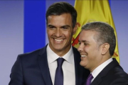 Pedro Sánchez abraza al presidente de Colombia, Iván Duque. /-FERNANDO VERGARA / AP