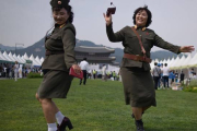 Desertoras de Corea del Norte bailan con uniformes militares de su país de origen en una exposición por la unificación de las dos Coreas, en Seúl, este viernes.-Foto:  AFP / ED JONES