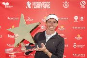 La inglesa Florentyna Parker, con el trofeo de ganadora en Sitges-