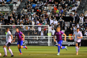 Imagen general del Fondo Sur durante la disputa del partido que enfrentó al Burgos con el Eibar. TOMÁS ALONSO