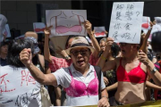 Los manifestantes salieron la la calle en sujetador para protestar en contra de la acusación contra una mujer por atacar a un policía con sus pechos.-Foto: EFE / JEROME FAVRE