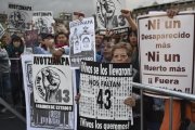 Manifestación reclamando la aparición de los normalistas-YURI CORTEZ (AFP)