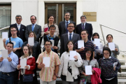 El gerente de Servicios Sociales, Jesús Fuertes, el director territorial de la Zona Noroeste del BBVA, Juan Carlos Hidalgo, y el presidente de la Federación Síndrome de Down Castilla y León, Luis Mayoral, posan junto a los 30 jóvenes con síndrome de Down -Ical