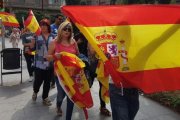 Los manifestantes contrarios a la consulta se dirigen a la comisaría de la Policía Nacional, en Via Laietana.-RICARD FADRIQUE