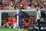 Zidane (d) en el banquillo del Madrid durante el primer partido de la temporada.-EFE