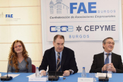 La presidenta entrante, Nuria Navarro, Miguel Ángel Benavente, y el presidente saliente de FAE Miranda, Ginés Clemente.-ECB