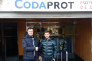 Carlos Cámara, presidente del Atrio Bupolsa, estrecha la mano del nuevo jugador, David Soto. ECB-ECB