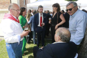 El alcalde, Javier Lacalle, dialoga con varios invitados en presencia de José María Peña, sentado.-RAÚL G. OCHOA