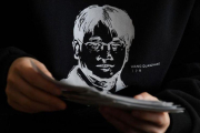 Camiseta con la imagen del abogado pro-derechos humanos chino Wang Quanzhang.-GREG BAKER (AFP)