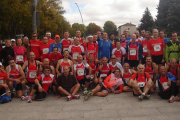 Un grupo de atletas del Tragaleguas posa en los instantes previos a la disputa de una carrera en el Paseo Sierra de Atapuerca de la capital-ECB