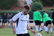 Nicolás Minutella controla un balón en el choque ante el Valladolid B.-BURGOS CF