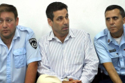 Segev, entre dos policías.-AFP / YARIV HATZ