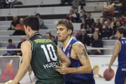 Javi Vega frena el avance del jugador de Bordignon, ayer, en Huesca.-C. PASCUAL / PEÑAS DE HUESCA