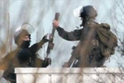 Varios policías intervienen en Dammartin-en-Göele. A la derecha, el Arco de Triunfo.-Foto: REUTERS