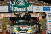 Efrén Llarena y Sara Fernández festejan sobre su coche la victoria conseguida en el rally francés-ECB