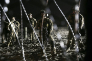 Agentes de la patrulla de fronteras de EEUU, junto a la valla que les separa de Tijuana.-AP