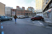 Una persona caminaba ayer por la calzada en la plaza Hortelanos.-RAÚL G. OCHOA