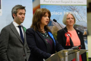Trudy Harrison (centro) comparece tras su victoria en las elecciones en Copeland, rodeado por el candidato del Partido Verde (izquierda) y la laborista Gillian Troughton, en Whitehaven (Inglaterra), el 24 de febrero.-GETTY IMAGES / LEON NEAL