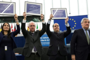 Julio Borges (segundo por la derecha), Antonio Ledezma y la esposa de Daniel Ceballos muestran el premio Sajarov, en Estrasburgo.-EFE / IAN LANGSDON