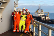 María Labarga con compañeros en un barco de construcción en el parque eólico East Anglia ONE de Iberdrolaa. ECB