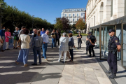 Miembros de ABAJ, ayer, antes de la vista pericial sobre la modificación del Plan General de Ordenación Urbana. SANTI OTERO