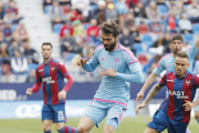 Fran Cruz se dispone a golpear el balón durante el partido de ayer en el Cuitat de Valencia.-LFP