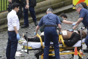 El presunto autor del ataque en Londres mientras es trasladado a una ambulancia.-STEFAN ROUSSEAU / AP