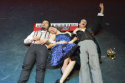 El pianista Erik Niemietz (i.), la cantante María Sedano y el actor Javier Ariza protagonizan ‘Circo marítimo’.-