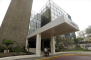 Un vigilante, ante la puerta del despacho Mossack Fonseca, ayer, en Panamá.-AP / ARNULFO FRANCO
