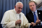 El Papa atiende a los medios en su regreso desde Dublín.-POOL