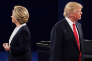 Clinton y Trump, en el segundo debate.-AFP / CHIP SOMODEVILLA