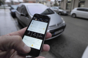 Un usuario reserva un taxi a través de la nueva aplicación Abutaxi.-ISRAEL L. MURILLO