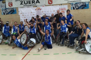 Plantilla, cuerpo técnico y directiva del Servigest posan con el trofeo de campeón, ayer.-ECB