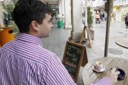 Un hombre fuma un ‘purillo’ en una terraza ubicada en la calle La Paloma.-ISRAEL L. MURILLO