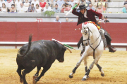 El rejoneador Óscar Borjas durante una corrida de toros de la temporada en Burgos.-ECB
