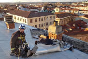 Un bombero trabaja en el tejado de una vivienda.-BOMBEROS DE BURGOS