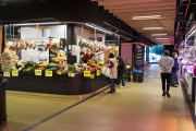 Interior del mercado del G-9 en Gamonal. TOMÁS ALONSO