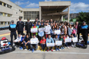 Los alumnos posan con carteles con el lema de la campaña junto a responsables políticos y de la Policía Local.-ISRAEL L. MURILLO