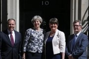 May (segunda por la izquierda) junto a Foster, en el exterior del número 10 de Downing Street, en Londres, el 26 de junio.-DANIEL LEAL-OLIVAS