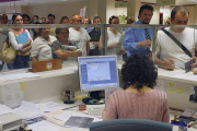 Trabajadores del Ayuntamiento durante su jornada laboral en dependencias municipales.-ISRAEL L. MURILLO