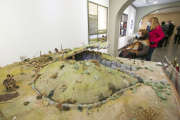 La muestra acoge una maqueta cedida por el Ayuntamiento del Valle de Sedano, que recrea la estructura de un dolmen de la zona. FOTOS: TOMÁS ALONSO