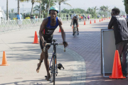 Mhlengi Gwala, el triatleta agredido, en plena transición de la bici, camino de la carrera a pie, en una foto de archivo.-/ JETHRO SNYDERS (AP)