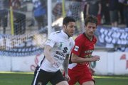 Armiche persigue un balón en un lance del partido de ayer.-RAÚL OCHOA