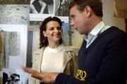 La actriz Juliette Binoche y Johattan W. Ardenson, director creativo de Loewe.-